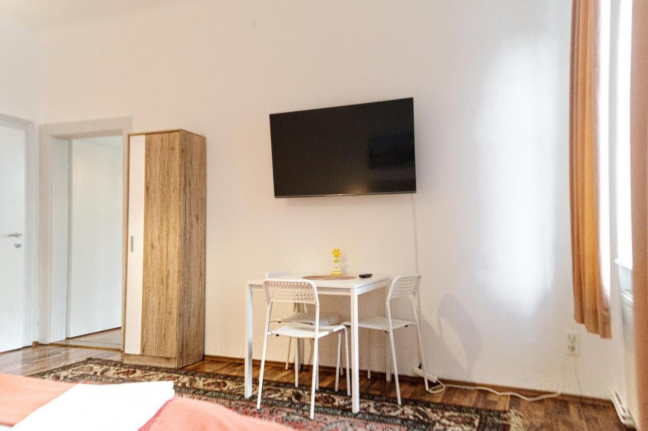 Comfy 2Br- Apartment Near Wiener Stadthalle Bagian luar foto